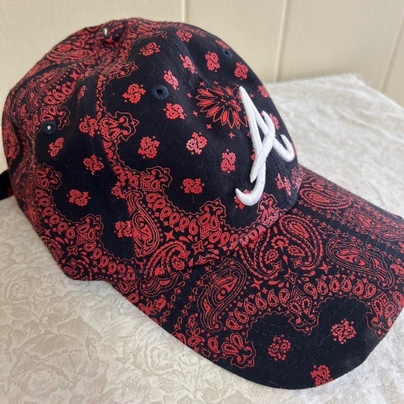 Atlanta Braves MLB Women's New Era Red Black Paisley 9Twenty Adjustable hat cap - Picture 2 of 9